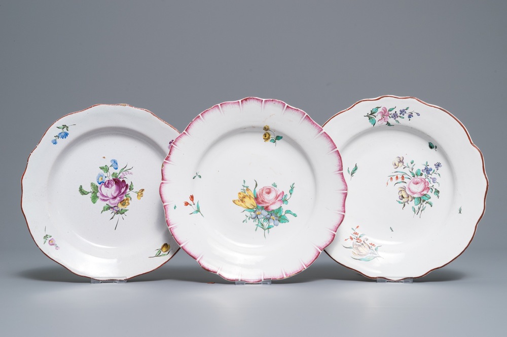 Drie polychrome borden in Doorniks aardewerk met florale decors, 18e eeuw