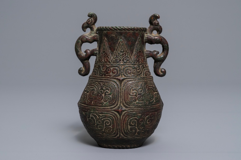 Un vase en bronze de style archa&iuml;que &agrave; d&eacute;cor en relief, Chine, 19&egrave;me