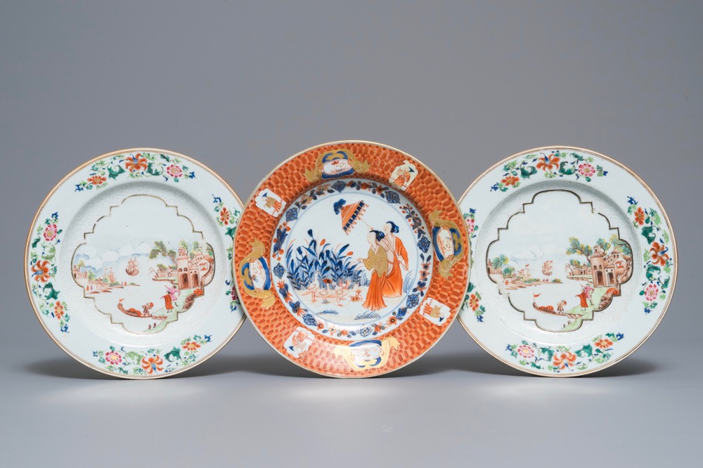 Une paire d'assiettes en porcelaine de Chine famille rose et une de style Imari &agrave; d&eacute;cor 'Dames au Parasol', Qianlong