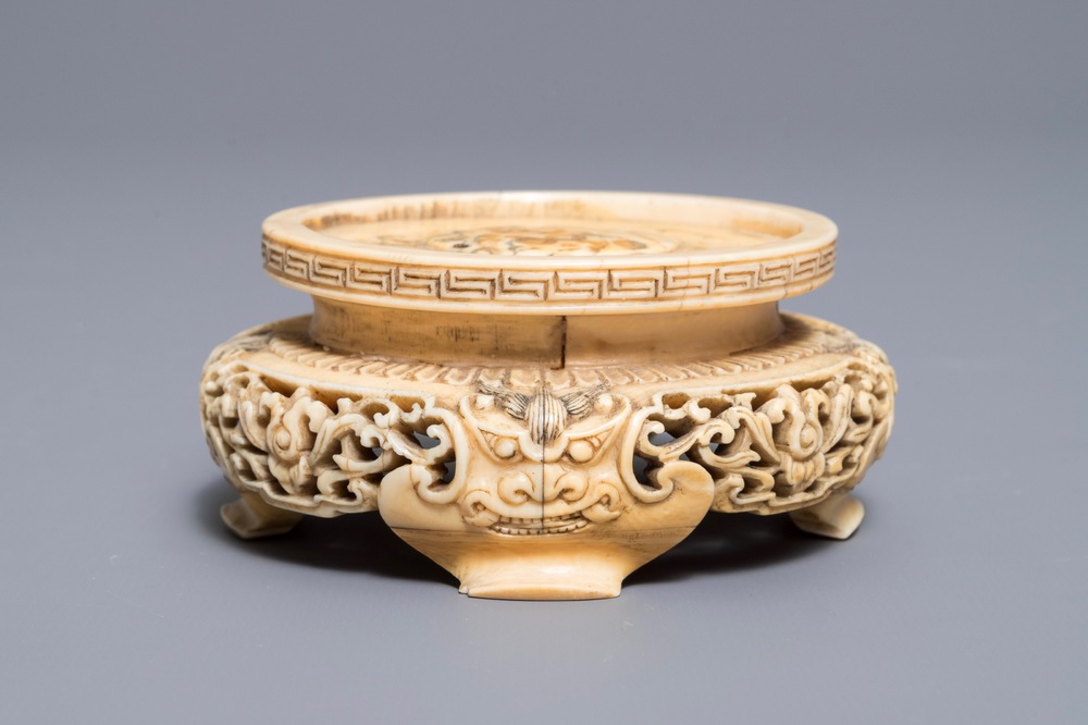 A Chinese carved and reticulated ivory stand, 18/19th C.