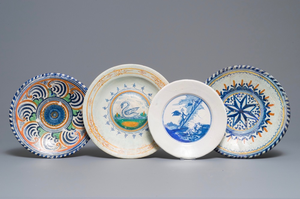 Drie polychrome Nederlandse majolica borden en een vroeg Delfts bord met bijbels decor, 17e eeuw