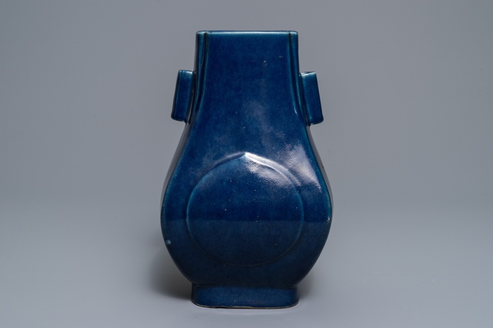 Un vase de forme fanghu en porcelaine de Chine bleu monochrome, marque et &eacute;poque de Guangxu