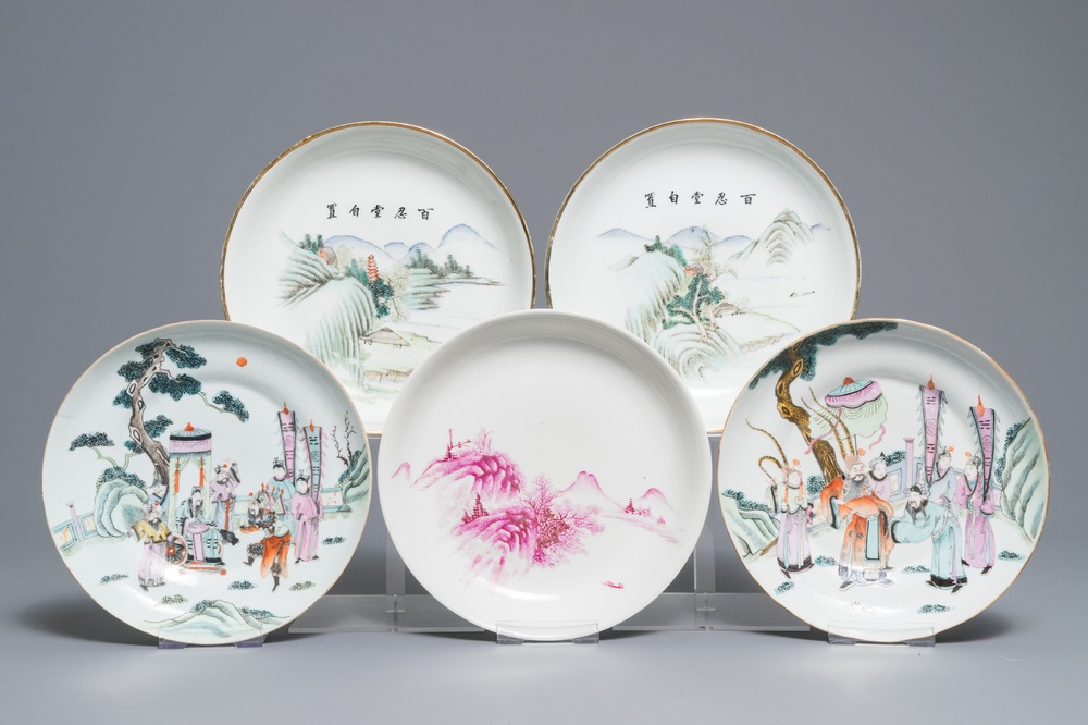 Cinq assiettes en porcelaine de Chine famille rose et qianjiang cai, 19/20&egrave;me