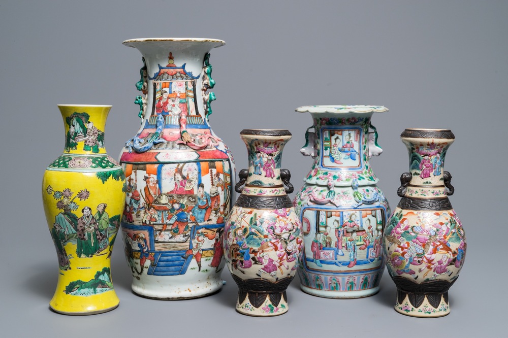 Cinq vases en porcelaine de Chine famille rose et verte, 19&egrave;me