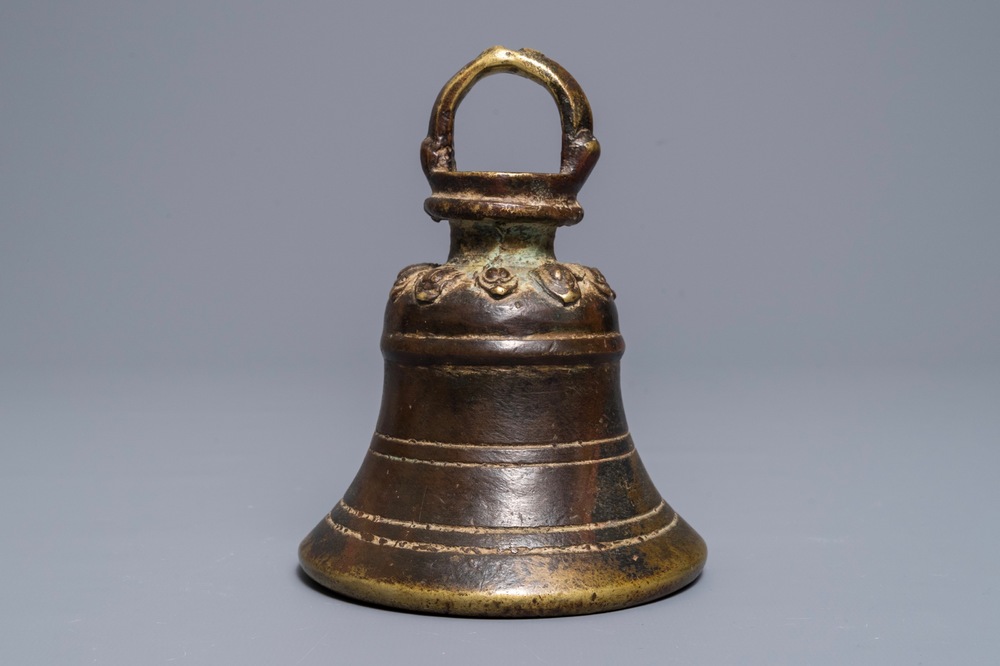 Une cloche en bronze &agrave; traces de laque et dorure, Sino-Tibet, 17/18&egrave;me