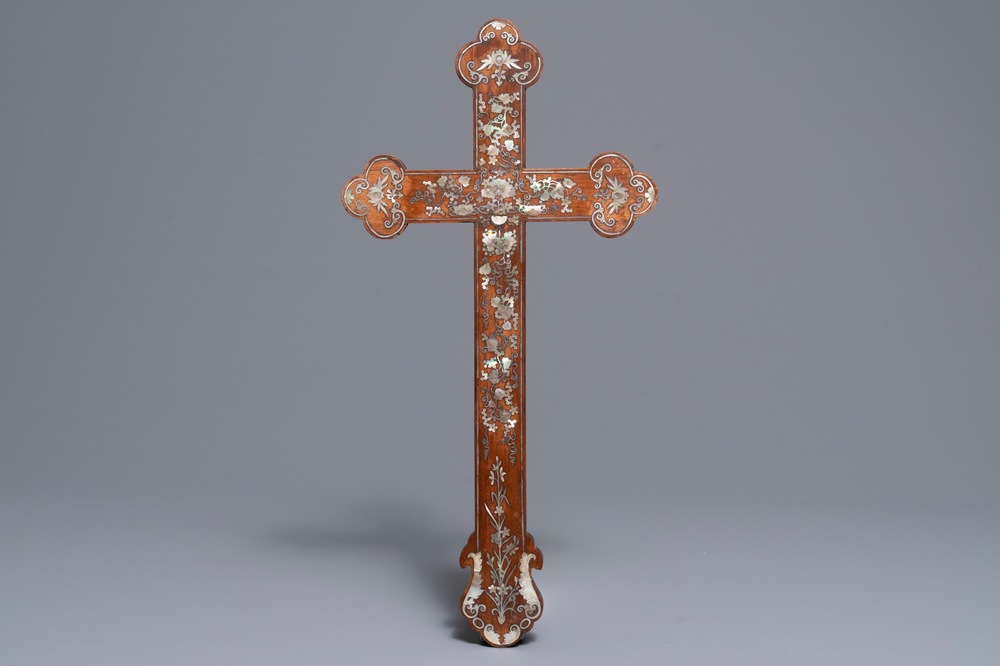 A Chinese mother-of-pearl inlaid wooden apostle cross, prob. Macau, 18/19th C.