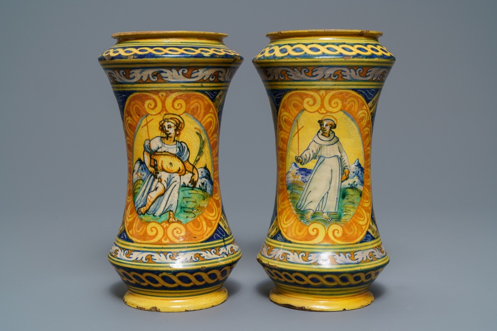 Een paar polychrome albarelli in Italiaanse majolica, Palermo, atelier Lazzaro, ca. 1600