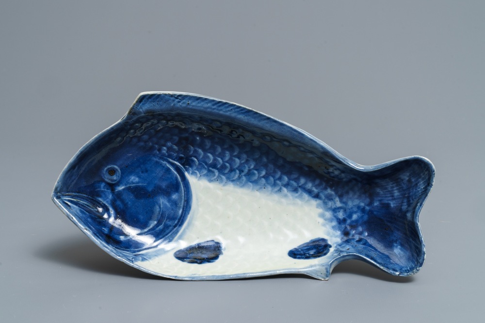 Een Japanse blauwwitte schotel in de vorm van een vis, Arita, Japan, Edo/Meiji, 18/19e eeuw