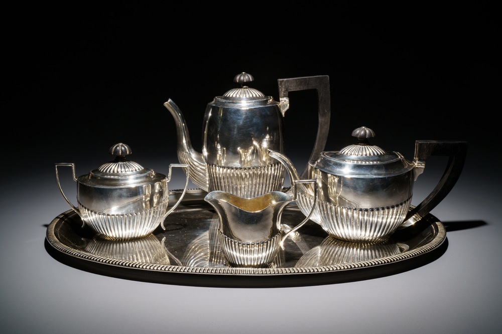 opwinding Klusjesman het einde Een zilveren theeservies op onderschotel, 3e gehalte, wellicht Duitsland,  eind 19e eeuw - Rob Michiels Auctions