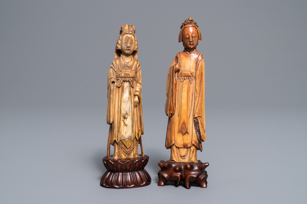 Deux figures de courtisanes en ivoire sculpt&eacute;, Chine, Ming