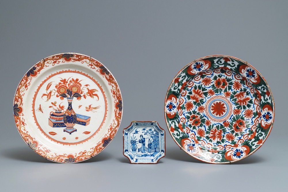Two polychrome Dutch Delft dor&eacute; and cashmere palette dishes and a small blue and white chinoiserie dish, 18th C.