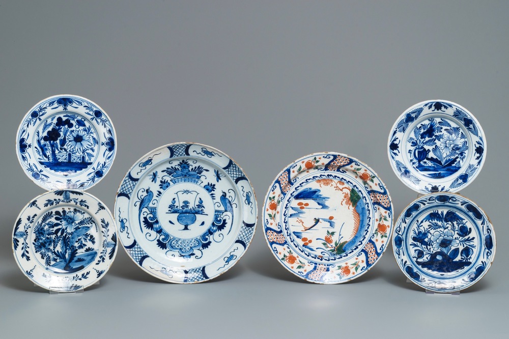 Six plats et assiettes en fa&iuml;ence de Delft en bleu et blanc et palette cachemire, 18&egrave;me