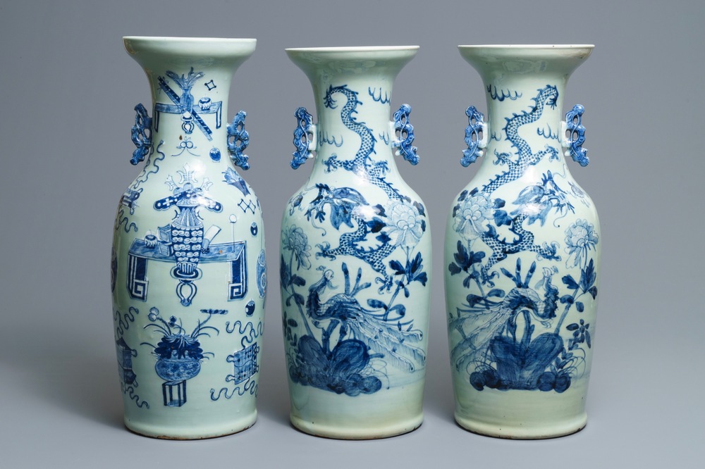 Trois vases en porcelaine de Chine bleu et blanc sur fond c&eacute;ladon, 19&egrave;me