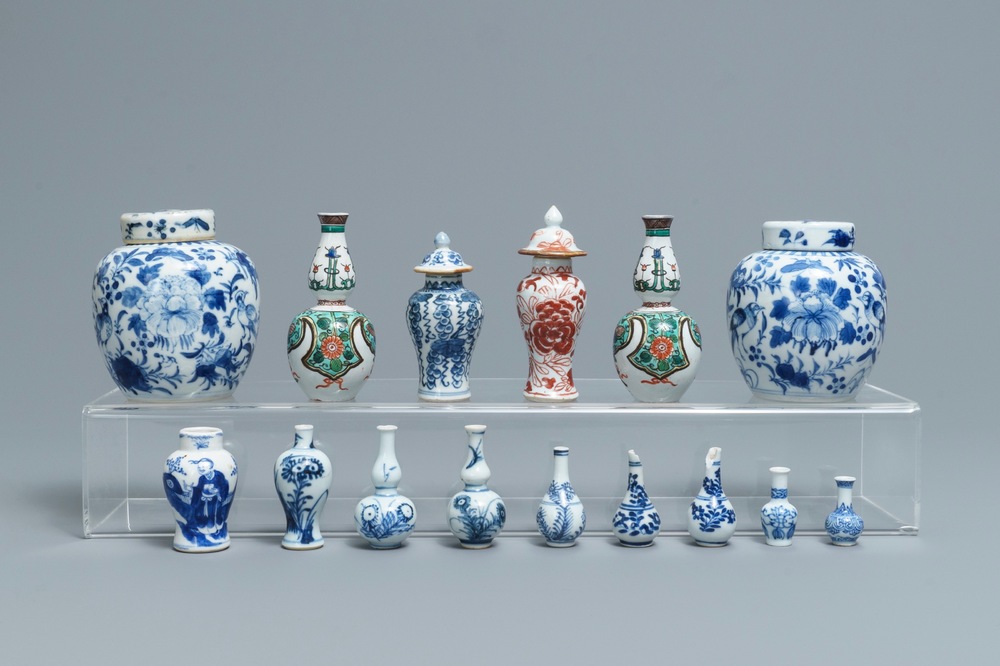 Un lot vari&eacute; de vases miniatures en porcelaine de Chine, Kangxi et apr&egrave;s