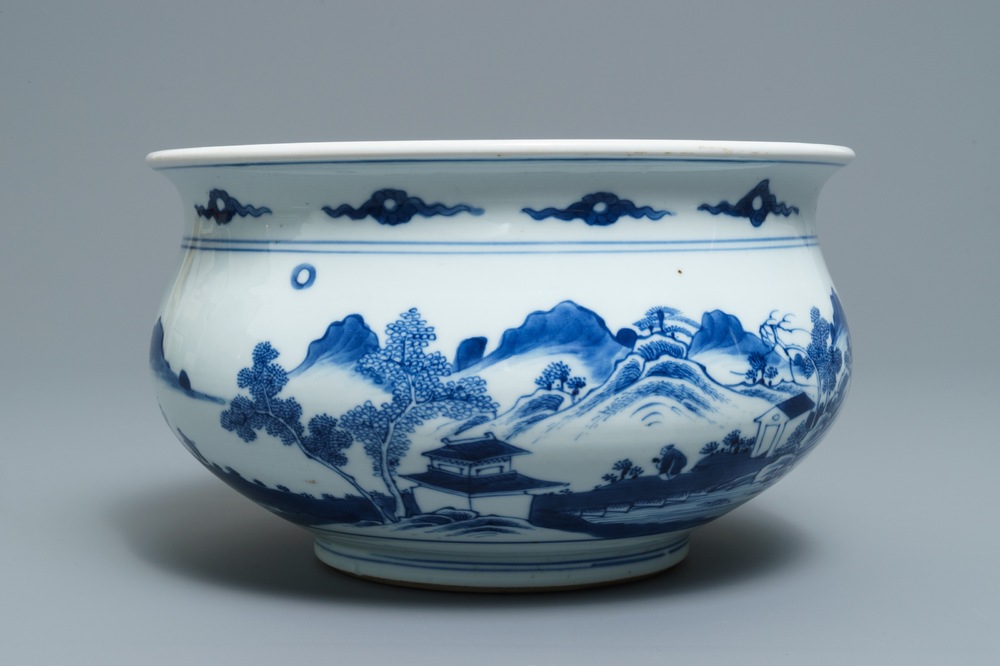 Een Chinese blauwwitte wierookbrander met figuren in een landschap, Kangxi