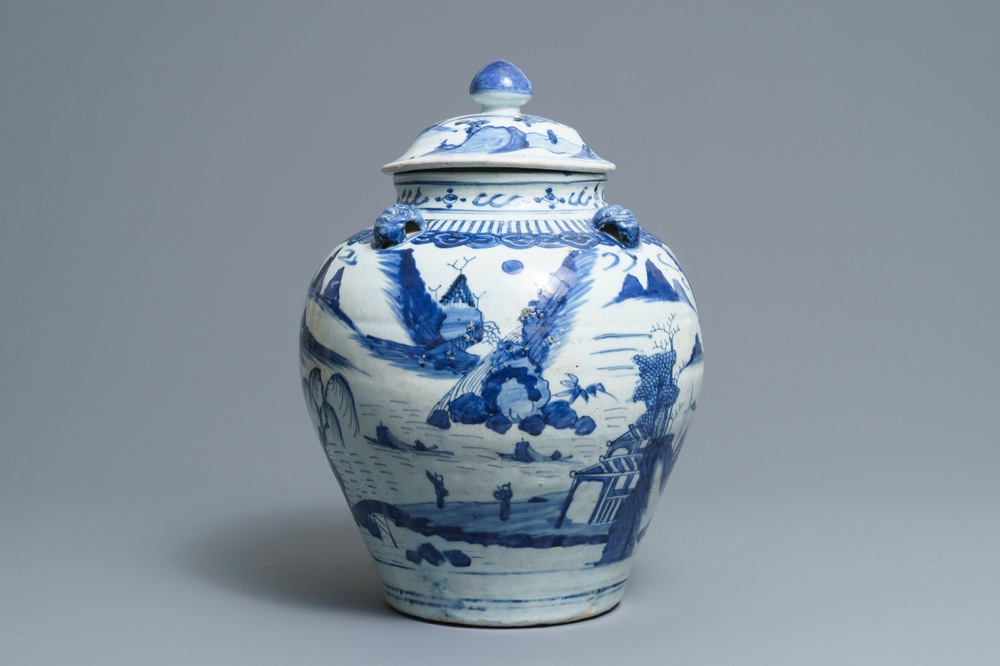 Un grand vase couvert en porcelaine de Chine bleu et blanc, Wanli