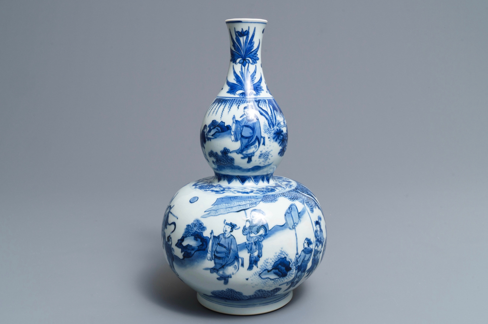 Un vase de forme double gourde en porcelaine de Chine bleu et blanc, &eacute;poque Transition