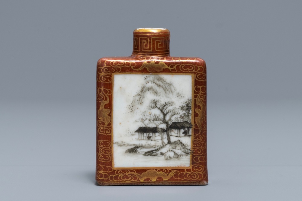 Une tabati&egrave;re en porcelaine de Chine grisaille, marque de Qianlong, 19/20&egrave;me