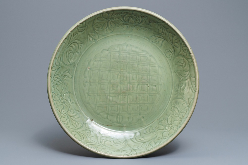 Un grand plat en porcelaine de Chine c&eacute;ladon de Longquan &agrave; d&eacute;cor incis&eacute;, Ming