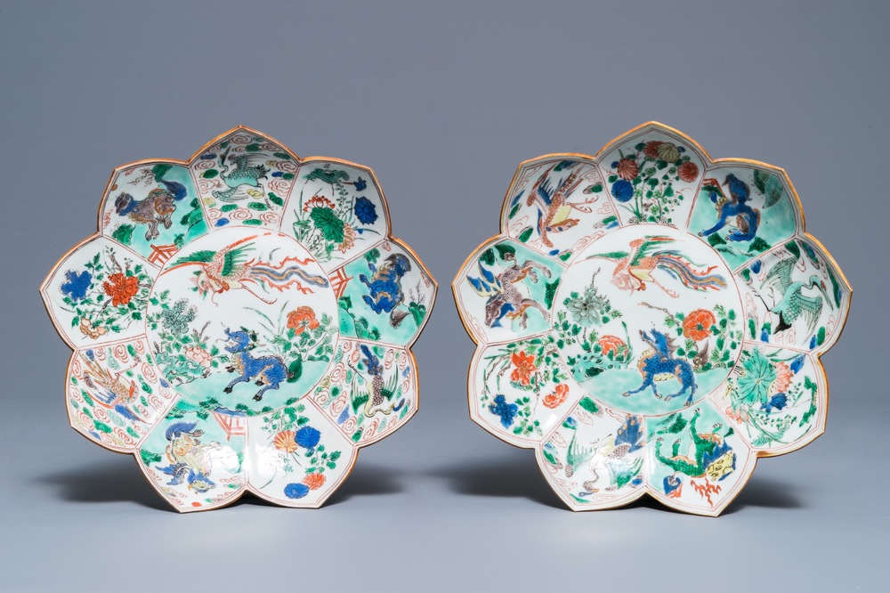 Une paire d'assiettes en forme de lotus en porcelaine de Chine famille verte, Kangxi