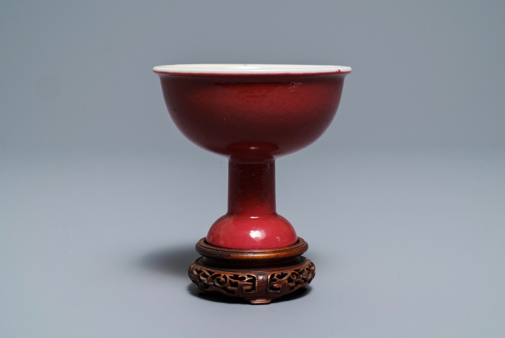 Un bol sur piedouche en porcelaine de Chine monochrome rouge rubis, 19&egrave;me