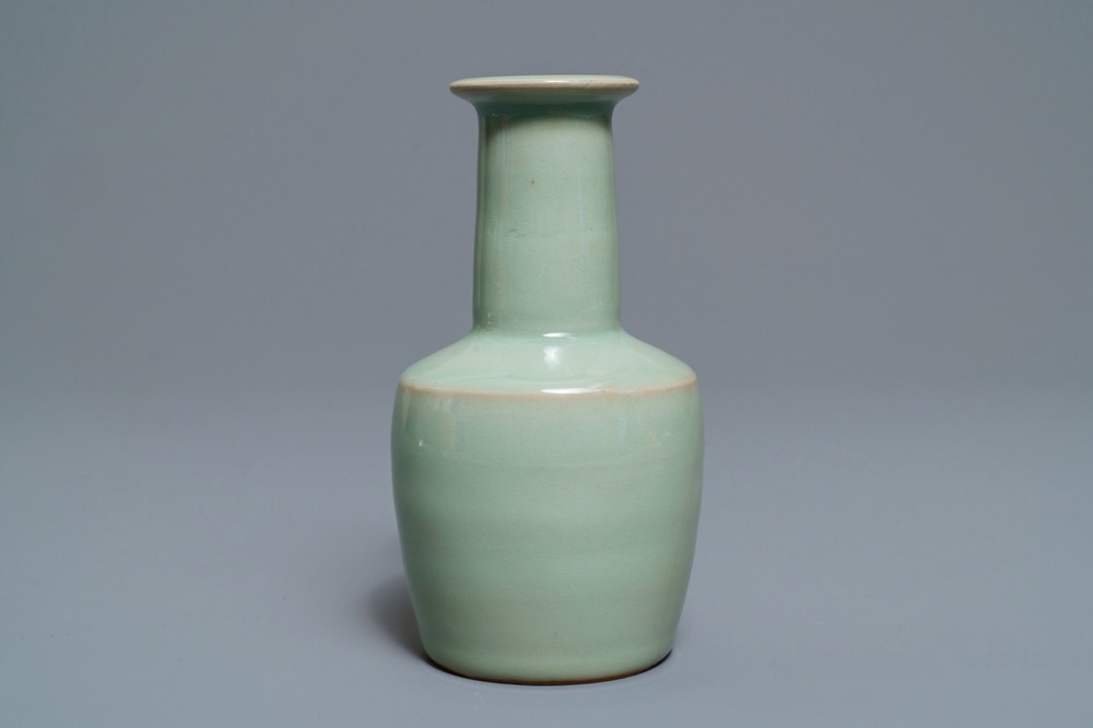 Een Chinese Longquan celadon vaas, 19/20e eeuw