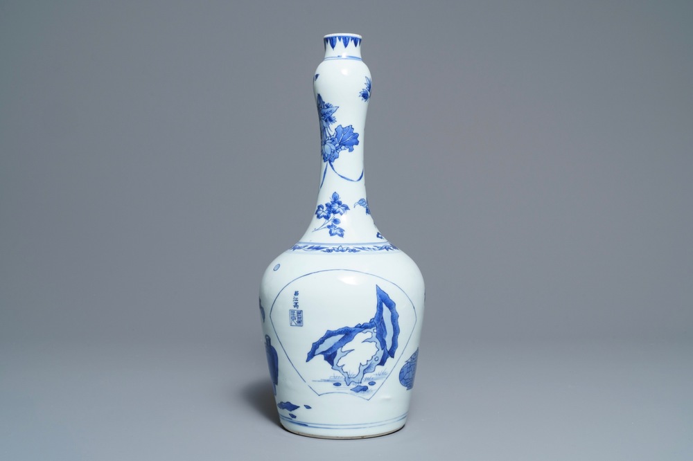 Een Chinese blauwwitte flesvormige vaas met inscriptie, Transitie periode