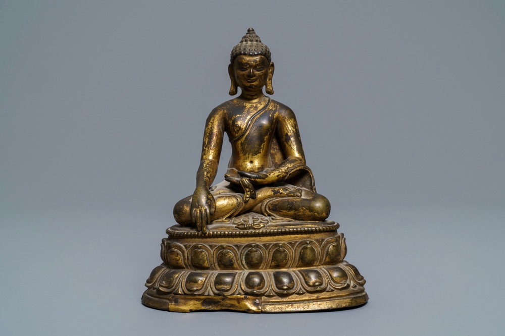 Een verguld bronzen figuur van Boeddha Shakyamuni, Tibet, 14/15e eeuw