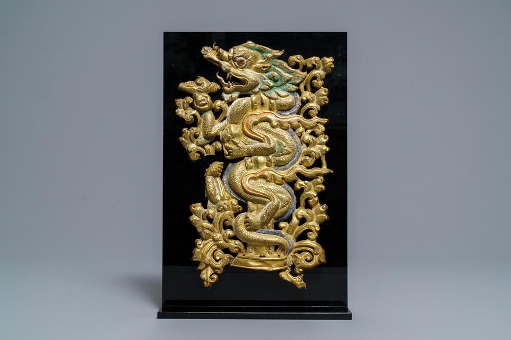 Un fragment de torana au dragon en cuivre repouss&eacute; dor&eacute; et polychrom&eacute;, Tibet, 17/18&egrave;me