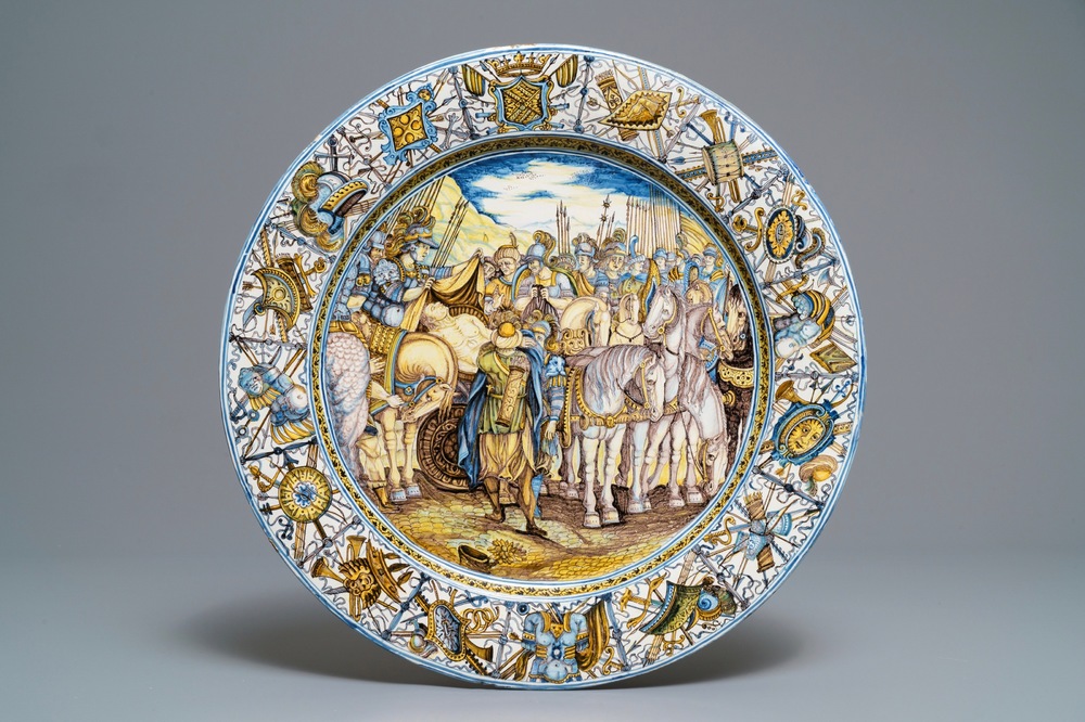 Een grote Italiaanse majolica 'Alexander de Grote' wapenschotel, atelier Francesco Grue, Castelli, 17e eeuw