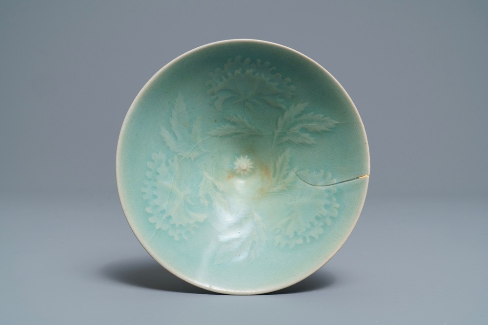 Een Koreaanse celadon kom met onderglazuur floraal decor, Goryeo of later