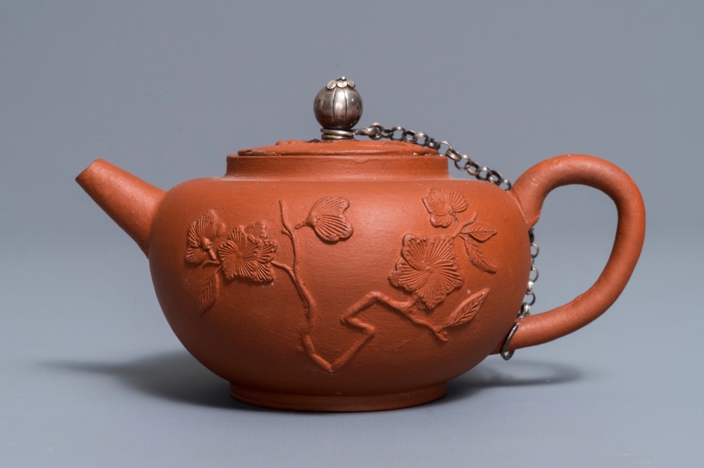 Een Delftse yixing-stijl theepot met zilveren montuur in rood aardewerk, 1e kwart 18e eeuw