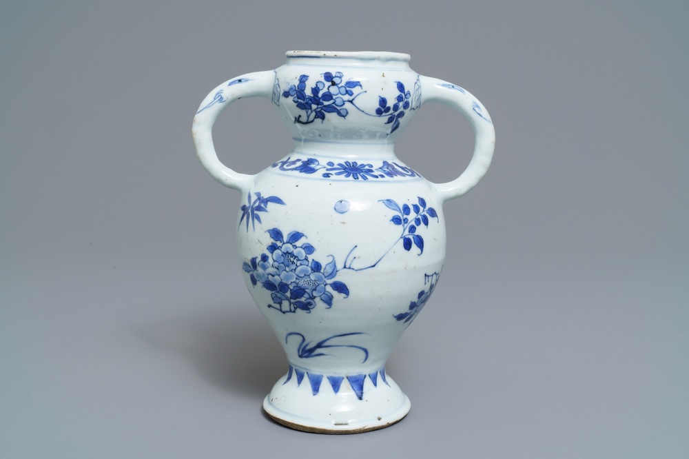 Un vase en porcelaine de Chine bleu et blanc aux anses en forme d'&eacute;l&eacute;phants, &eacute;poque Transition