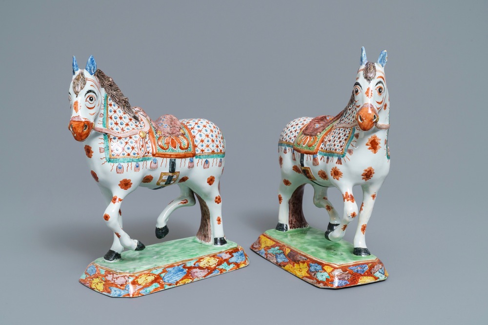 Een fraai paar polychrome Delftse petit feu en vergulde modellen van paarden, 1e helft 18e eeuw