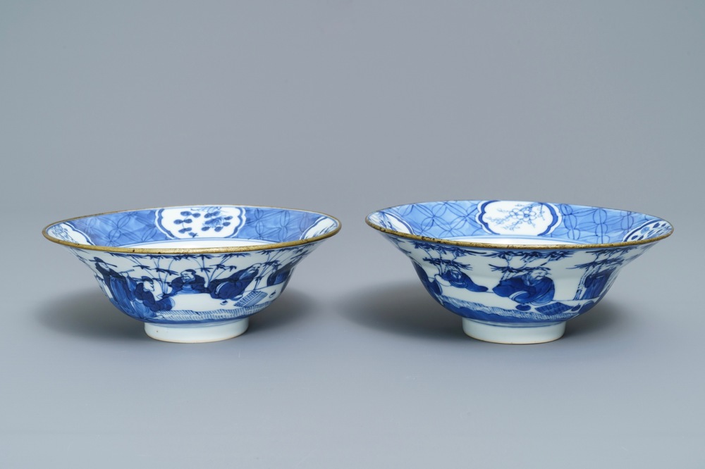 Une paire de bols en porcelaine de Chine bleu et blanc, prob. pour le Vietnam, marque de Kangxi, 19&egrave;me