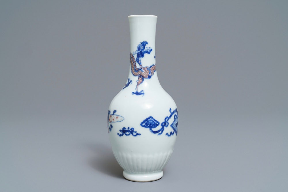 Un vase en porcelaine de Chine bleu, blanc et rouge &agrave; d&eacute;cor d'un dragon, Kangxi