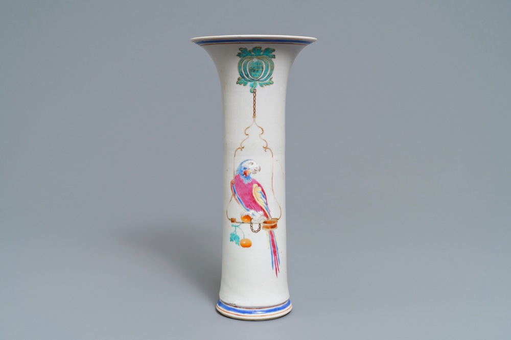 Un vase en porcelaine de Chine famille rose &agrave; d&eacute;cor du 'Perroquet perch&eacute;', Yongzheng