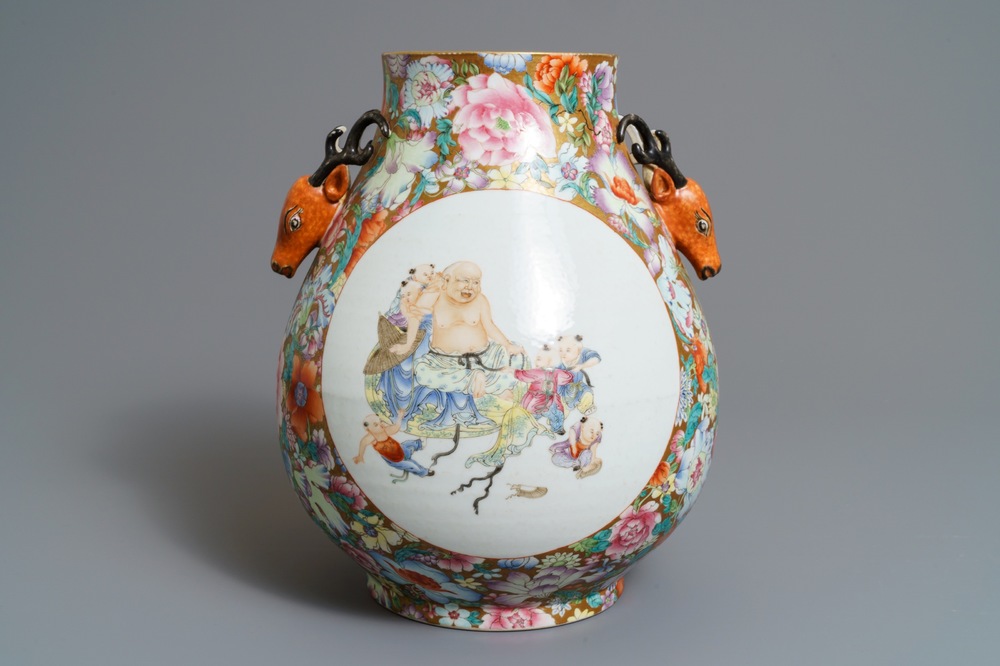 Un vase de forme hu en porcelaine de Chine famille rose, marque de Qianlong, 20&egrave;me