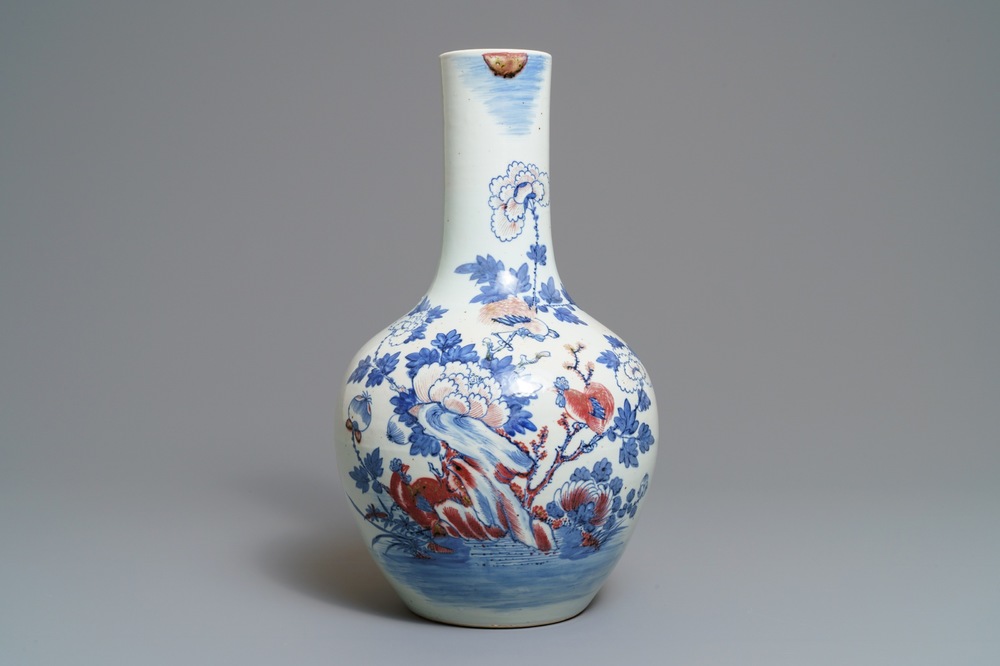 Un vase en porcelaine de Chine bleu, blanc et rouge &agrave; d&eacute;cor de coqs, 19&egrave;me