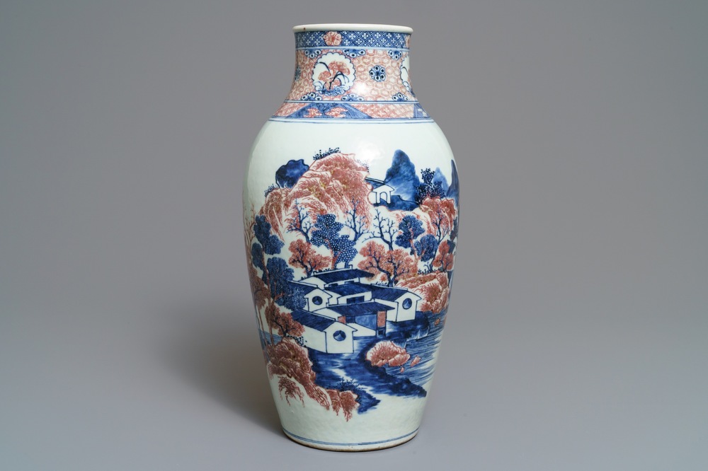 Un vase en porcelaine de Chine bleu, blanc et rouge &agrave; d&eacute;cor d'un paysage, 19&egrave;me