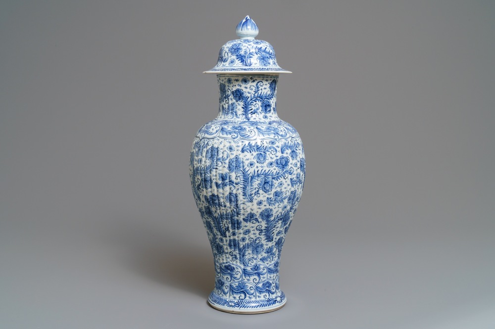 Un vase couvert en porcelaine de Chine bleu et blanc &agrave; d&eacute;cor floral, Kangxi