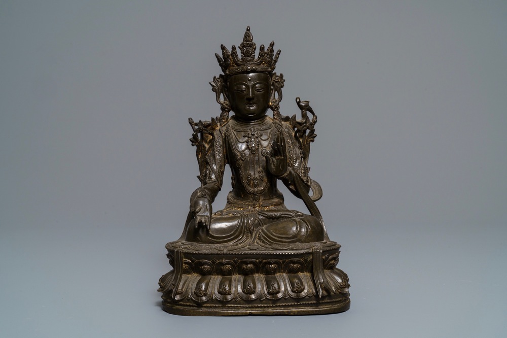 Een Chinese Ming-stijl bronzen figuur van Boeddha, Qianlong