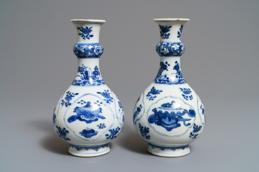 Une paire de vases de forme bouteille en porcelaine de Chine bleu et blanc, Kangxi