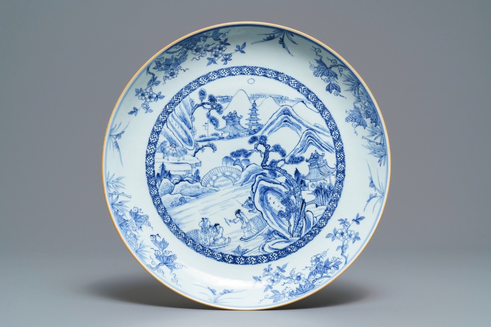 Un plat en porcelaine de Chine bleu et blanc &agrave; d&eacute;cor d'un paysage fluvial, Yongzheng/Qianlong