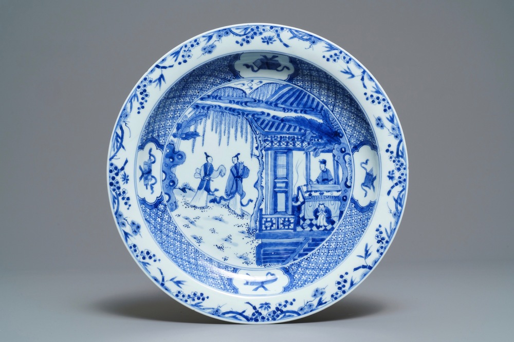 Een Chinese blauwwitte 'Romance of the Western chamber' schotel, Kangxi/Yongzheng