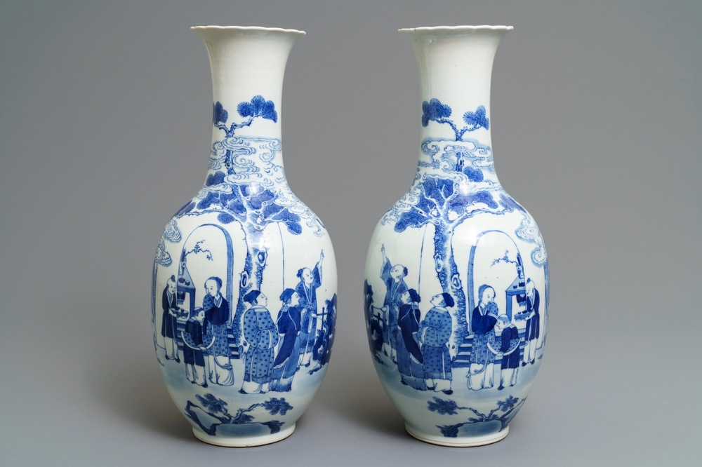 Een paar Chinese blauwwitte flesvormige vazen, Kangxi merk, 19e eeuw
