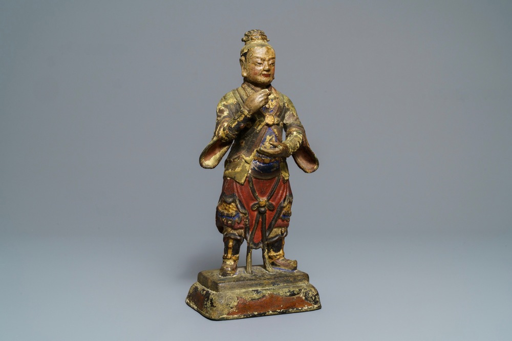 Een grote Chinese koud beschilderde bronzen figuur van een tempelwachter, Ming