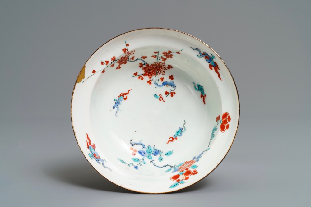 Een Japanse Kakiemon kom met floraal decor, Edo, 18e eeuw