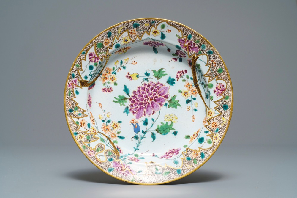 Une assiette en fa&iuml;ence de Holitsch de style famille rose, Hongrie, 18&egrave;me