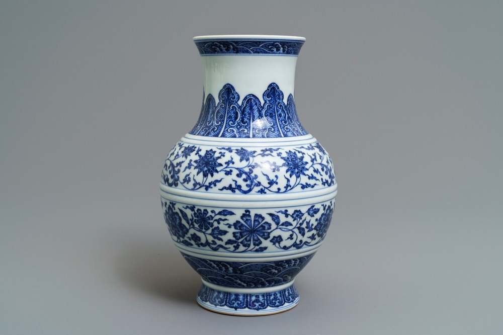 Een Chinese blauwwitte vaas met floraal decor, Qianlong merk, 19/20e eeuw